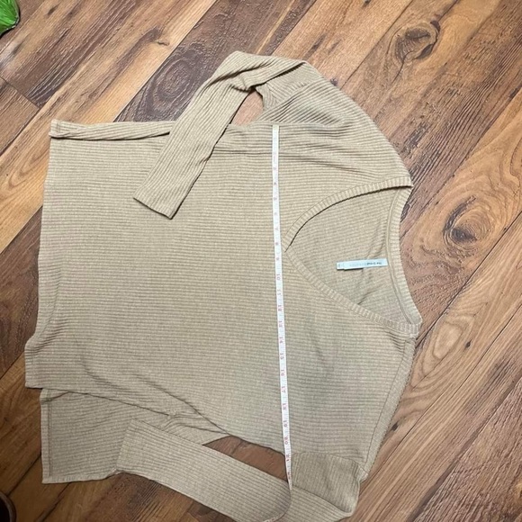 Aritzia The Group Babaton Traverse Long Sleeve Size 1 B2 - Picture 2 of 7